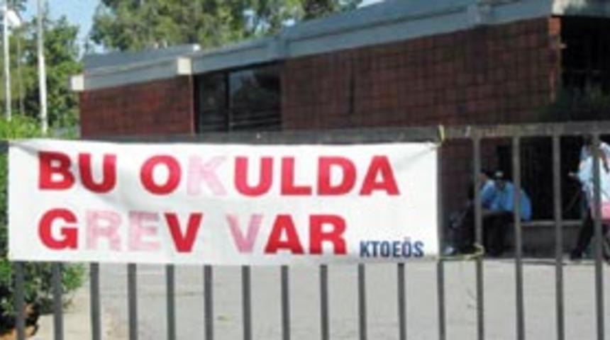 KKTC'li &ouml;ğretmenler grevde