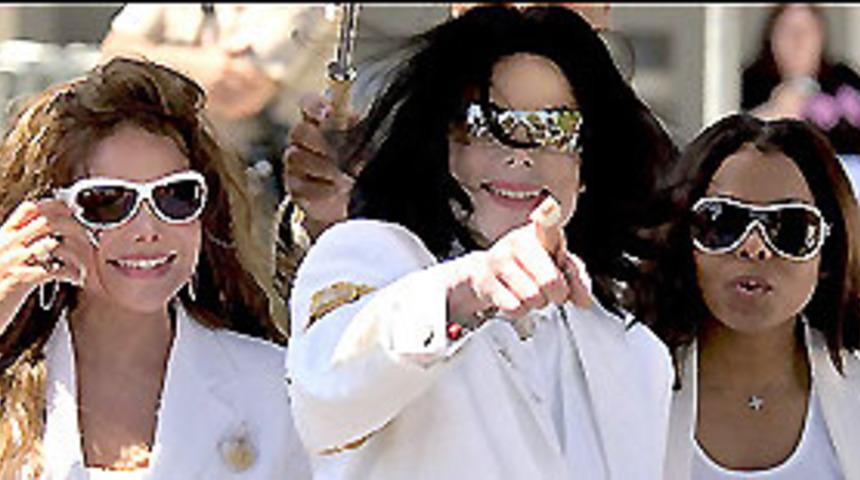 Michael Jackson, hastaneye kaldırıldı