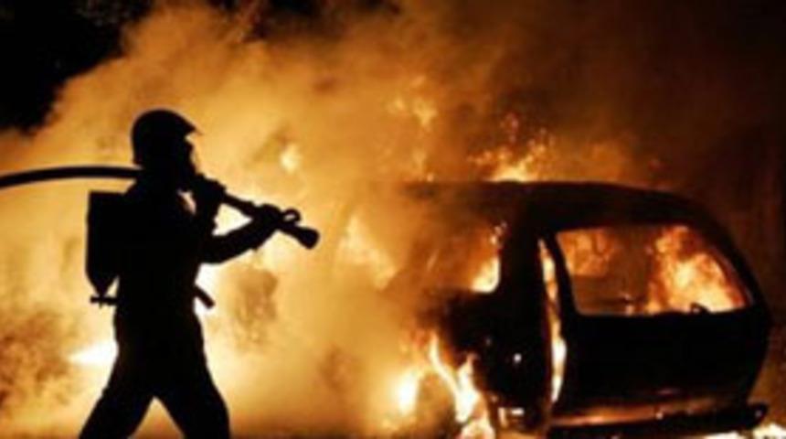 Paris'te ayaklanma b&uuml;y&uuml;yor