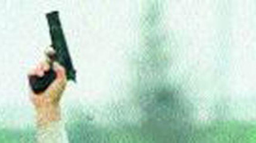 Pencere &ouml;n&uuml;nde kurşunlara hedef oldu