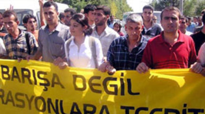 Canlı kalkanlardan y&uuml;r&uuml;y&uuml;şe devam