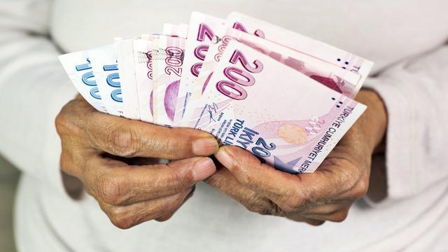 SON DAKİKA: Emekli maaş zammı oranı değişir mi? Bahçeli’nin sözlerinin ardından kulisler hareketlendi: Meclis koridorlarında o ihtimal konuşuluyor