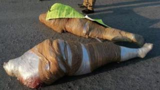 Sokak ortasında mumyalanmış iki ceset bulundu! Sıkıca sarılıp bantlandı... Polise bir de not bıraktılar