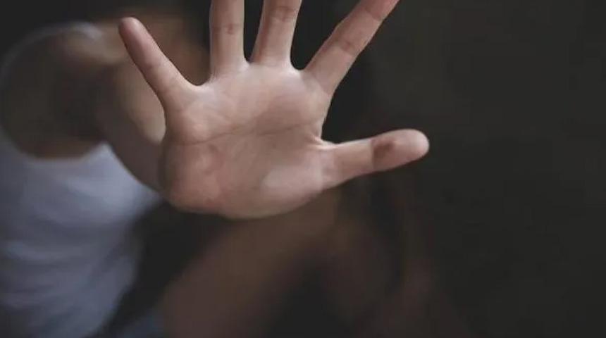 Kendi kızıyla oynamaya gelen 11 yaşındaki komşu kızını taciz etti! Mahkemede ilginç savunma... "Babam yanağından makas alırdı"