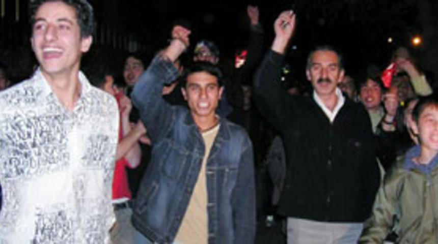 Milli ma&ccedil; coşkusu mitinge d&ouml;n&uuml;şt&uuml;