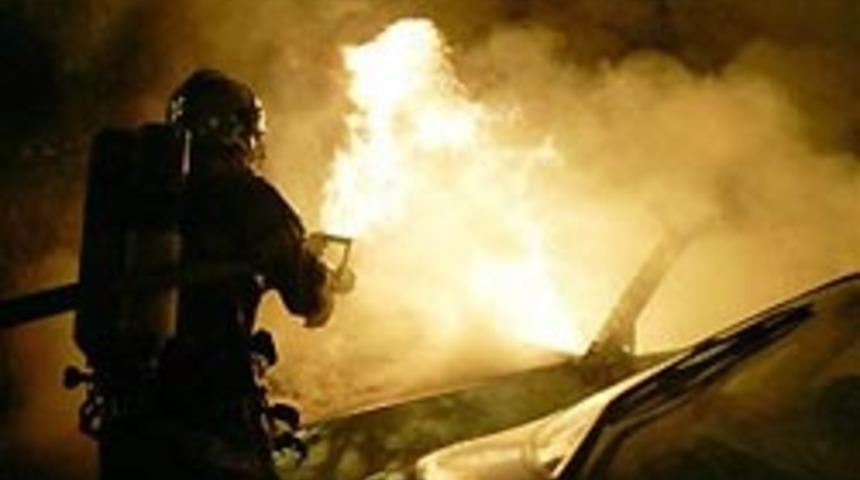 Almanya'da 11 ara&ccedil; yakıldı