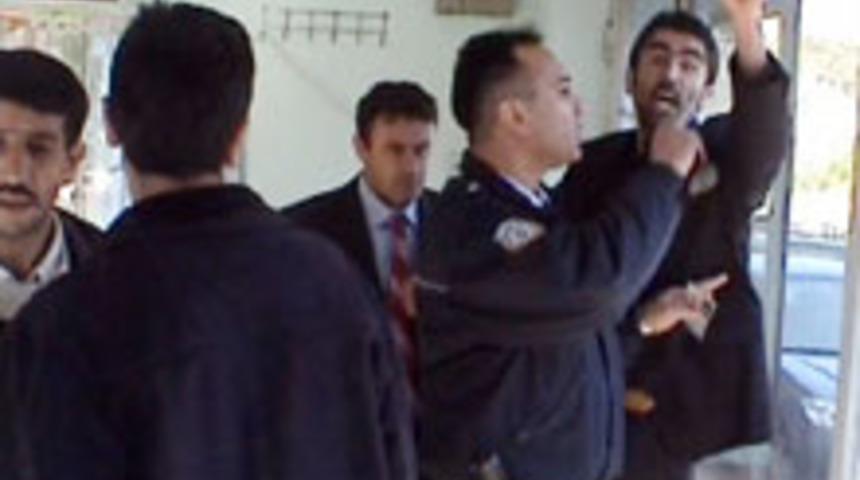 Adliye &ouml;n&uuml;nde silahlı saldırı