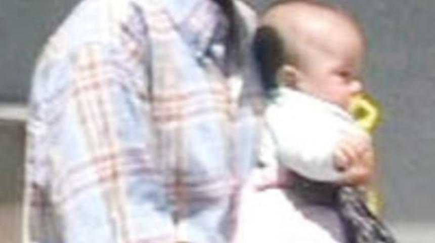 &Ccedil;ocuklarını pazarda satışa &ccedil;ıkardı