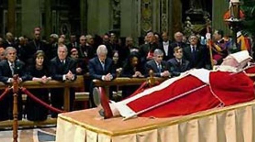 Bush, Papa'nın naaşını ziyaret etti