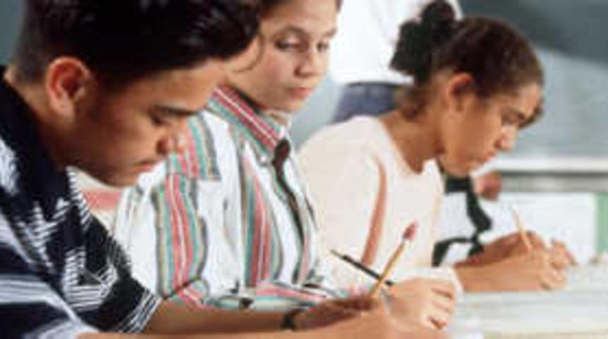 Kopyacı &ouml;ğrenciyi g&ouml;ğ&uuml;sleri ele verdi