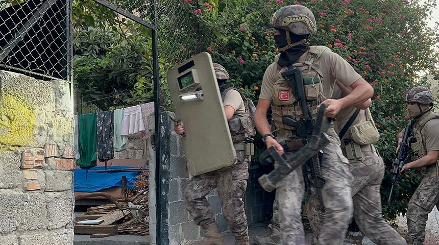 Sabah saatinde operasyona basıldı: Mersin'de şafak operasyonu! Kapılar koçbaşıyla kırıldı, 30 gözaltı kararı
