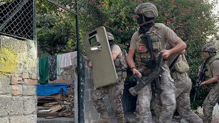 Sabah saatinde operasyona basıldı: Mersin'de şafak operasyonu! Kapılar koçbaşıyla kırıldı, 30 gözaltı kararı