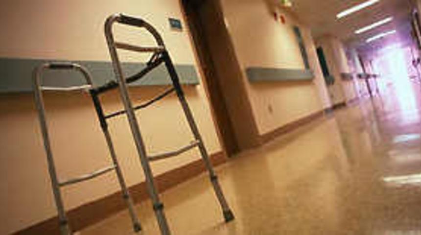 Sandalyeden d&uuml;ş&uuml;nce y&uuml;r&uuml;meye başladı