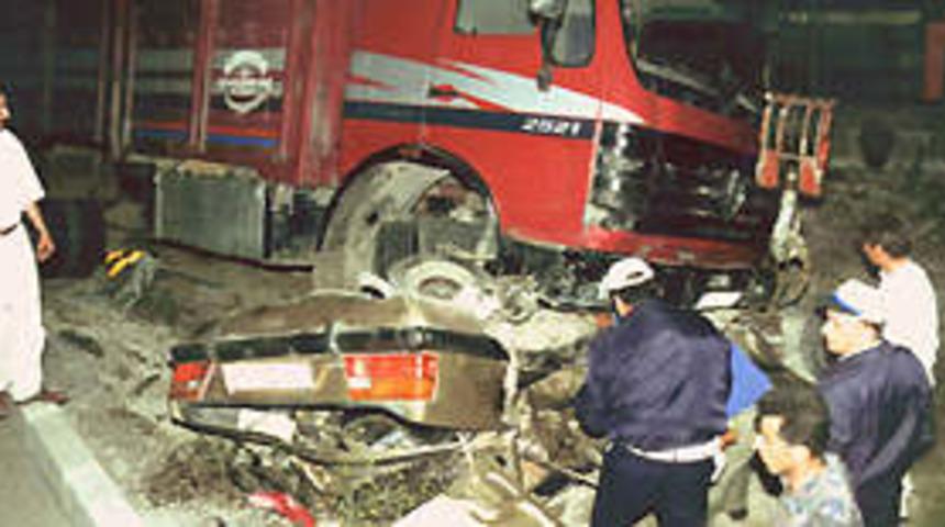 Otomobil ile yolcu otob&uuml;s&uuml; &ccedil;arpıştı: 4 &ouml;l&uuml;