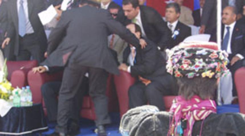 Başbakan'a yumurta atmak istedi