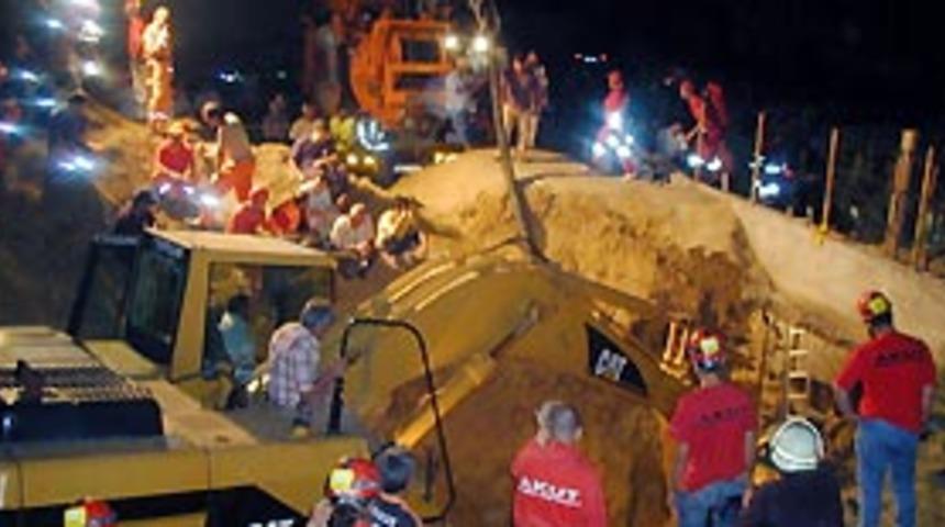 G&ouml;&ccedil;&uuml;k altındaki iş&ccedil;i hala kurtarılamadı