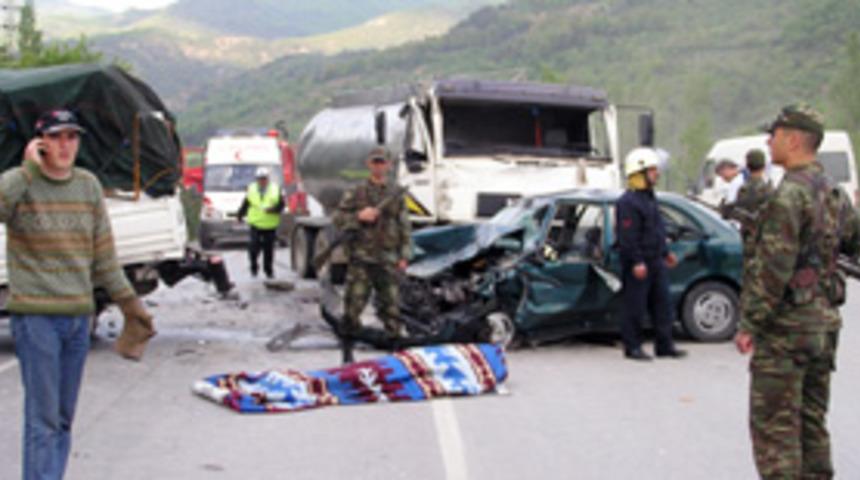 Karayolu'nda trafik kazası: 2 &ouml;l&uuml;