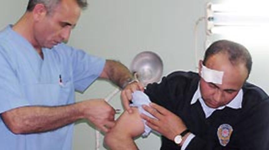 Polis bayramında polise taşlı saldırı