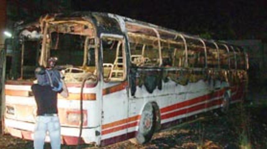 Servis otob&uuml;s&uuml; yandı