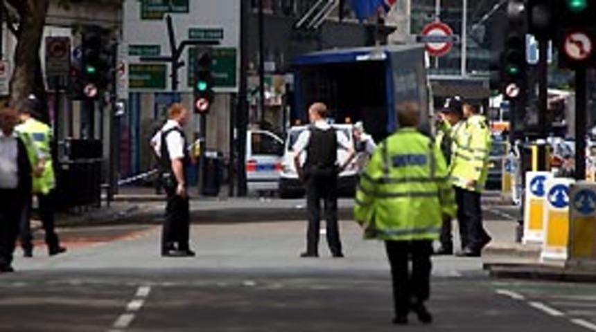 İngiltere'de 10 kişiye gözaltı