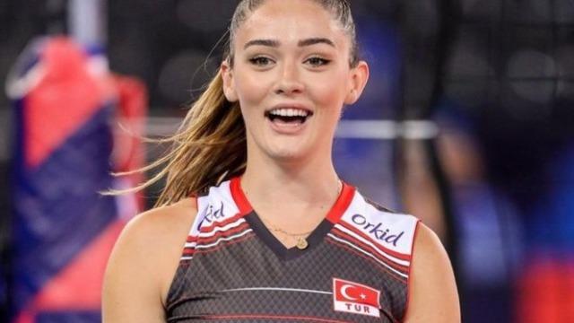 Voleybolcu Zehra Güneş tatil pozları verdi! “Ebrar niye yok, küs müsünüz?” yorumuna kayıtsız kalamadı