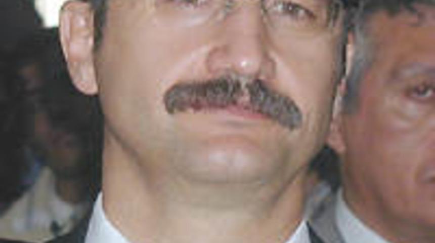 Bakan T&uuml;zmen T&uuml;rkiye'ye d&ouml;nd&uuml;