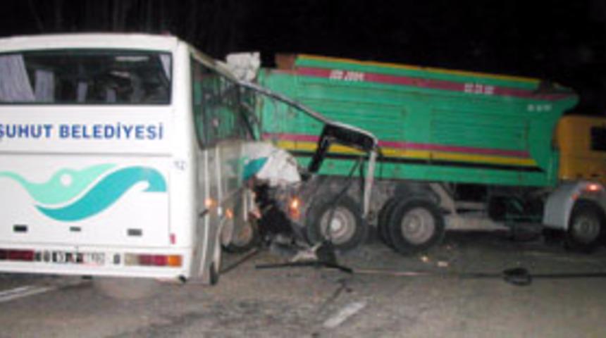 Afyon'da trafik kazası: 1 &ouml;l&uuml;, 11 yaralı