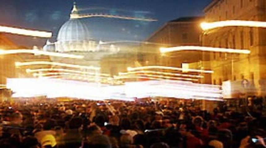 Papa'nın naaşı San Pietro Meydanı'nda