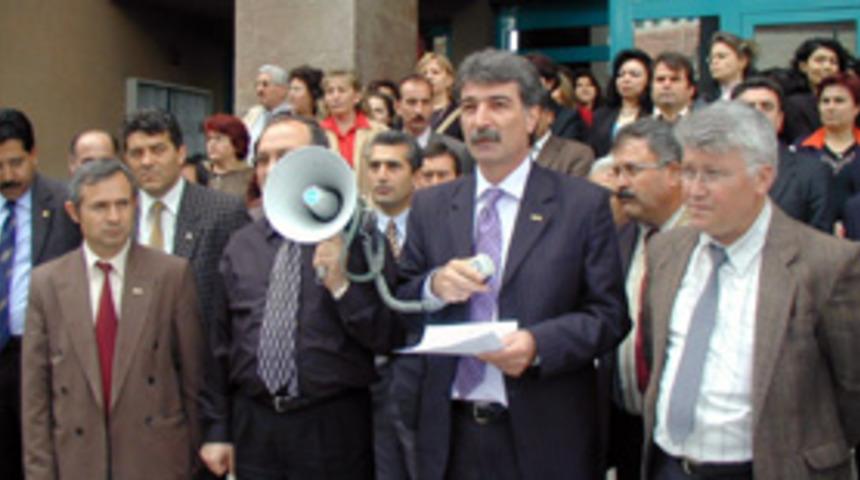 B&uuml;ro emek&ccedil;ileri iş bıraktı