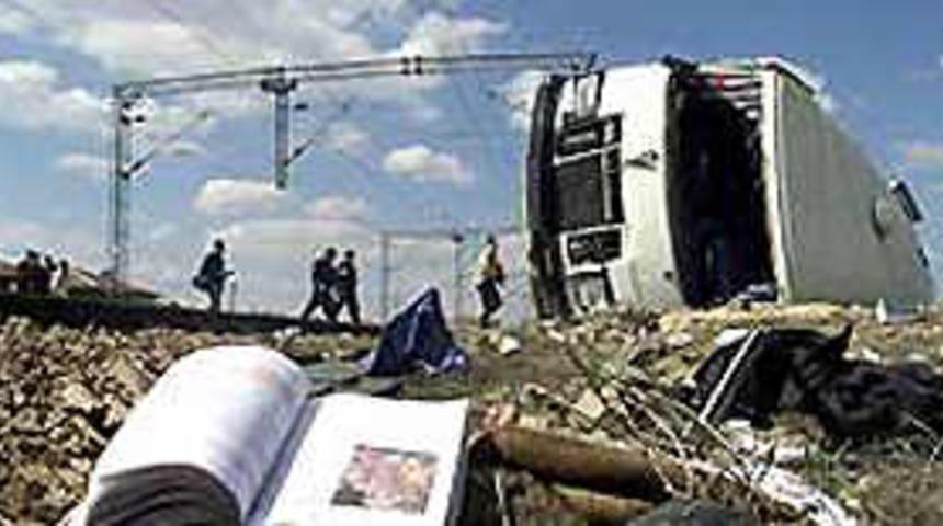 Tokat'ta &ouml;ğrenci servisi devrildi: 2 &ouml;l&uuml;