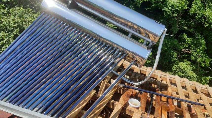 Evinin çatısını tamir etmek için çatıya çıkan adam feci şekilde can verdi! Güneş enerjisindeki sıcak su...