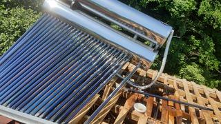 Evinin çatısını tamir etmek için çatıya çıkan adam feci şekilde can verdi! Güneş enerjisindeki sıcak su...