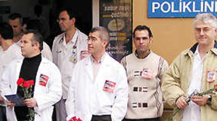 Sağlık &ccedil;alışanlarından 'balonlu eylem'