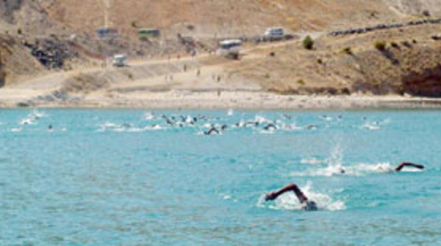 Barajda kaybolan y&uuml;z&uuml;c&uuml;lerin cesedi bulundu