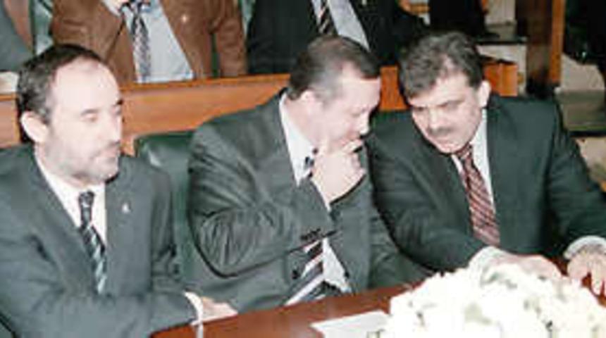 AKP, 'g&ouml;zlemci' g&ouml;ndermeyecek