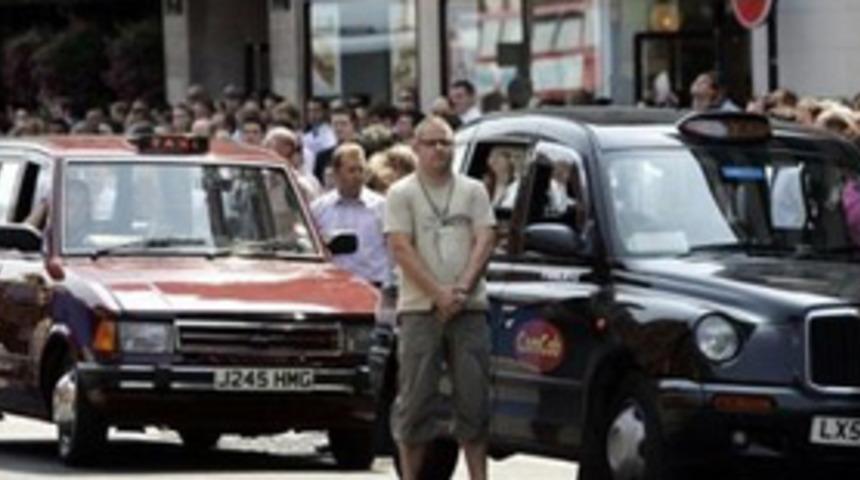 Londra'da &ouml;lenler i&ccedil;in saygı duruşu