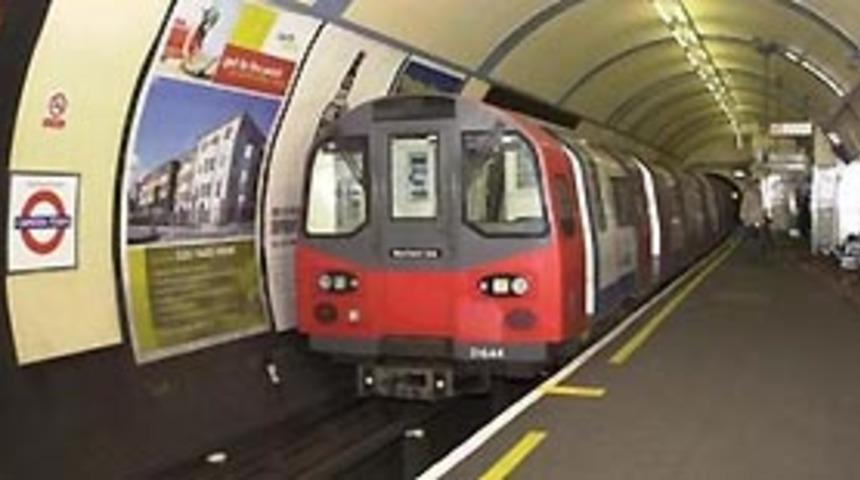 Londra'da metro seferleri başladı