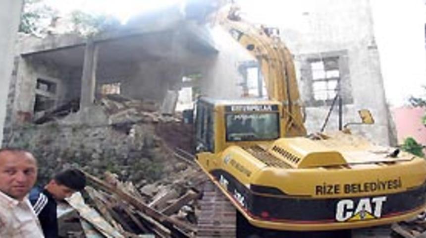 Rize' de eski evler yıkılıyor