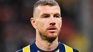 Kızılyıldız maçına ilk 11'de başlayan Fenerbahçe'nin yıldız ismi Edin Dzeko sahaya kaptan olarak çıktı! 