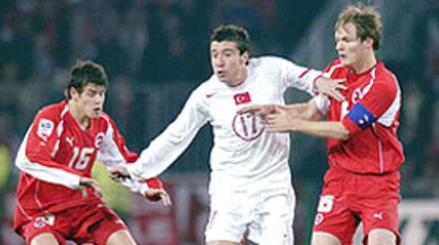 İsvi&ccedil;reli futbolcu hastaneye kaldırıldı