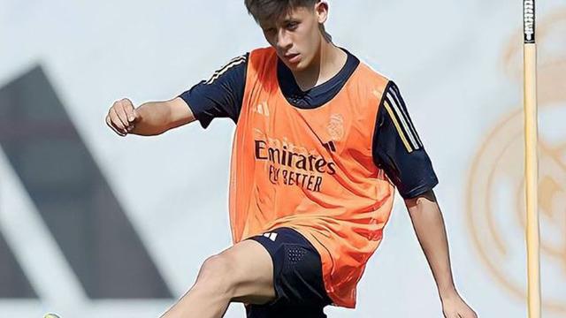 Real Madrid'in yıldızı Arda Güler'in sevgilisi ve ailesiyle pozu olay oldu! Duru Nayman aileye girdi