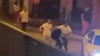 Sokak ortasında tekme tokat birbirlerine girdiler