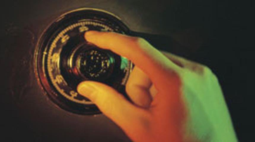 Kredi kartı i&ccedil;in &ccedil;elik kasayı boşalttı