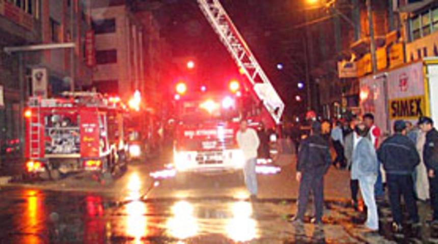 Kundaklanan radyo binasında can pazarı