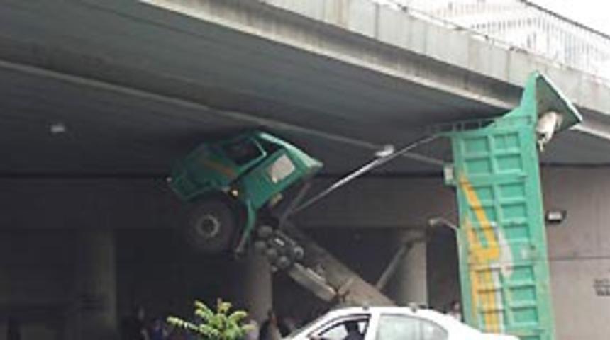 Kamyonun kasası &uuml;st ge&ccedil;ite takıldı