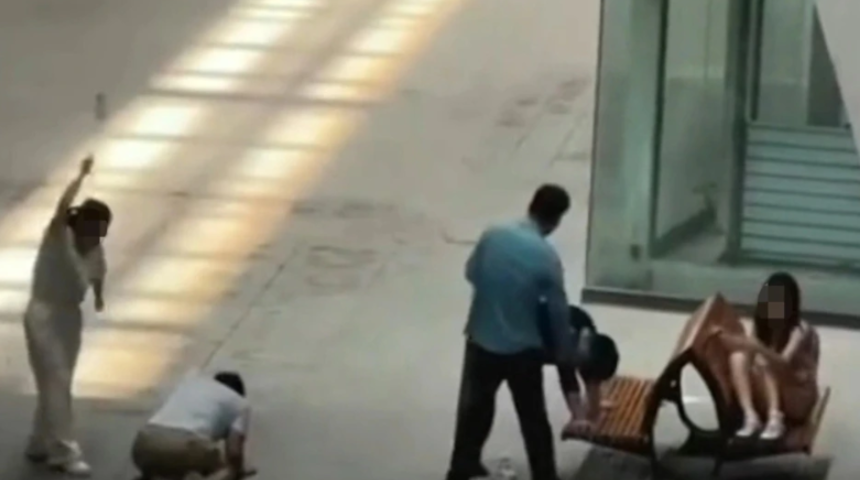 15 yaşındaki kızı taciz ederek görüntülerini çekti! Anne ve babadan tacizciye alışveriş merkezinin ortasında kırbaçlı ceza...