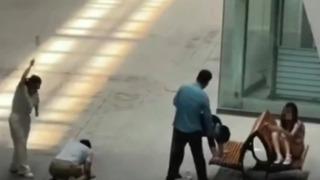 15 yaşındaki kızı taciz ederek görüntülerini çekti! Anne ve babadan tacizciye alışveriş merkezinin ortasında kırbaçlı ceza...