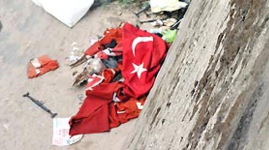 T&uuml;rk Bayrağı'na b&uuml;y&uuml;k saygısızlık