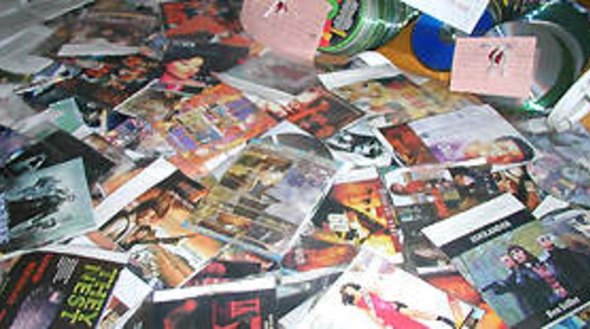 İzmir'de 29 bin adet korsan CD ele ge&ccedil;irildi