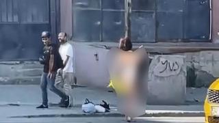 Yol kenarında soyunup sürücülere el salladı! Yer: Sultangazi 'Kazaya neden oldu' iddiası